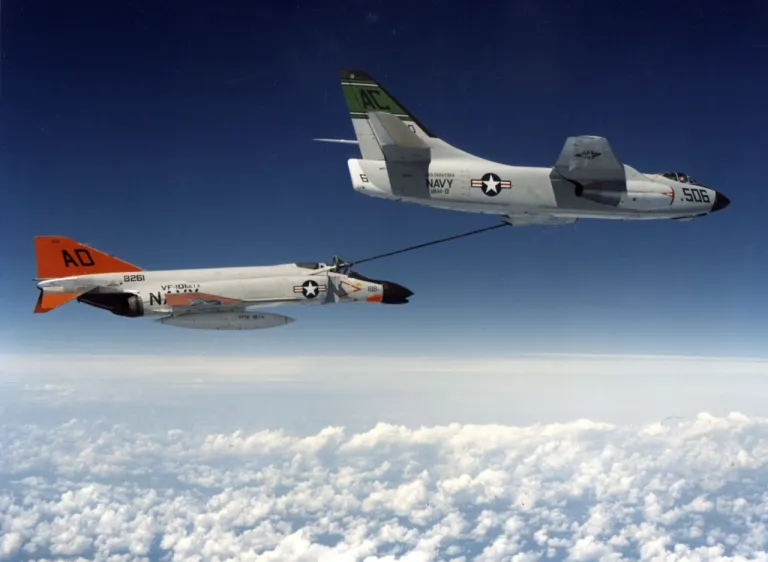เครื่องบินรบ F-4 Phantom II ระหว่างการเติมเชื้อเพลิงกลางอากาศ