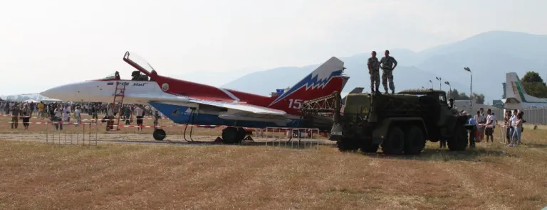 เครื่องบินรบ MiG-29 ระหว่างการเติมเชื้อเพลิงบนพื้นดิน