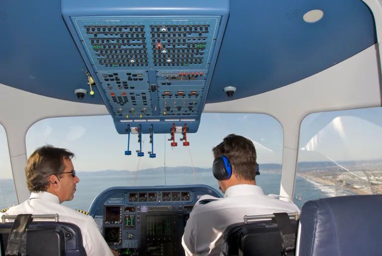 การบินด้วย Visual Flight Rules หรือ VFR คือเมื่อนักบินบินด้วยการหาจุดอ้างอิงทางสายตาจากห้องนักบิน