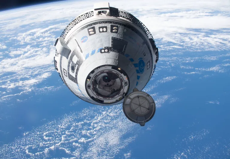 ภาพยานอวกาศ Boeing Starliner ในเที่ยวบินทดสอบระหว่างกำลังเชื่อมต่อกับสถานีอวกาศนานาชาติ
