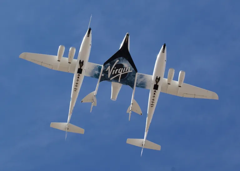 เครื่องบินอวกาศ SpaceShipTwo ขณะติดกับเครื่องบิน White Knight Two