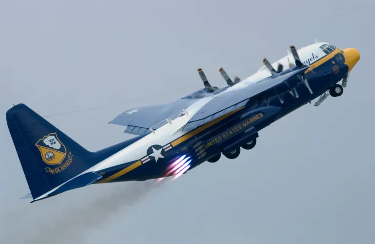 เครื่องบิน C-130T ขณะกำลังใช้เครื่องยนต์ JATO ในการช่วยบินขึ้น
