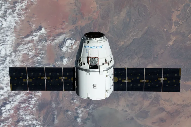 ภาพถ่ายยานขนส่งสัมภาระ Dragon ของ SpaceX ระหว่างเดินทางเข้าไปเชื่อมต่อกับสถานีอวกาศนานาชาติ