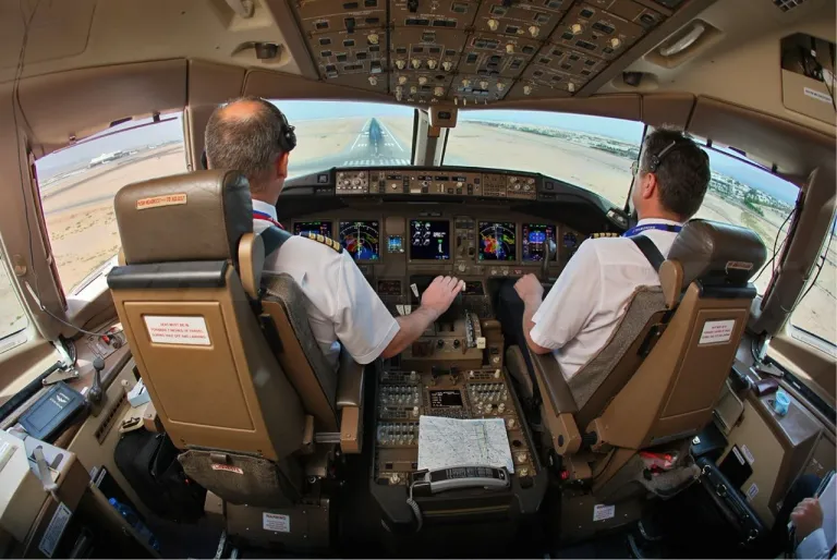 เครื่องบิน Boeing 777 ซึ่งต้องมีนักบินในการบินอย่างน้อย 2 คน จึงจำเป็นต้องใช้ใบอนุญาตนักบิน MCL เป็นอย่างต่ำ