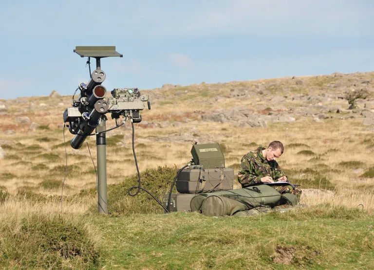 MANPADS รุ่นที่สี่นั้นมีความสามารถในการตรวจจับที่ระยะไกลขึ้น นอกจากนี้ยังสามารถควบคุมด้วยมือโดยผู้ใช้งานได้