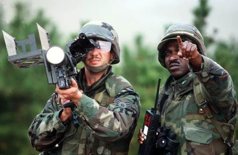 MANPADS รุ่นที่สองใช้เซนเซอร์ที่มีการใช้แก๊สในการหล่อเย็นเพื่อเพิ่มความไวของเซนเซอร์และลดสัญญาณรบกวน