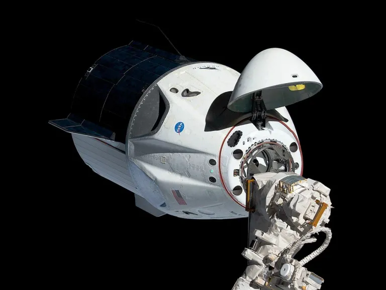 ภาพถ่ายยานอวกาศ Dragon 2 ระหว่างกำลังเทียบเชื่อมต่อกับสถานีอวกาศนานาชาติ