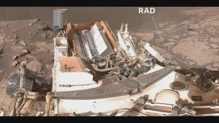 ภาพถ่ายเครื่องมือ RAD ที่ใช้วัดปริมาณรังสีบนพื้นผิวดาวอังคารของหุ่นยนต์ Curiosity
