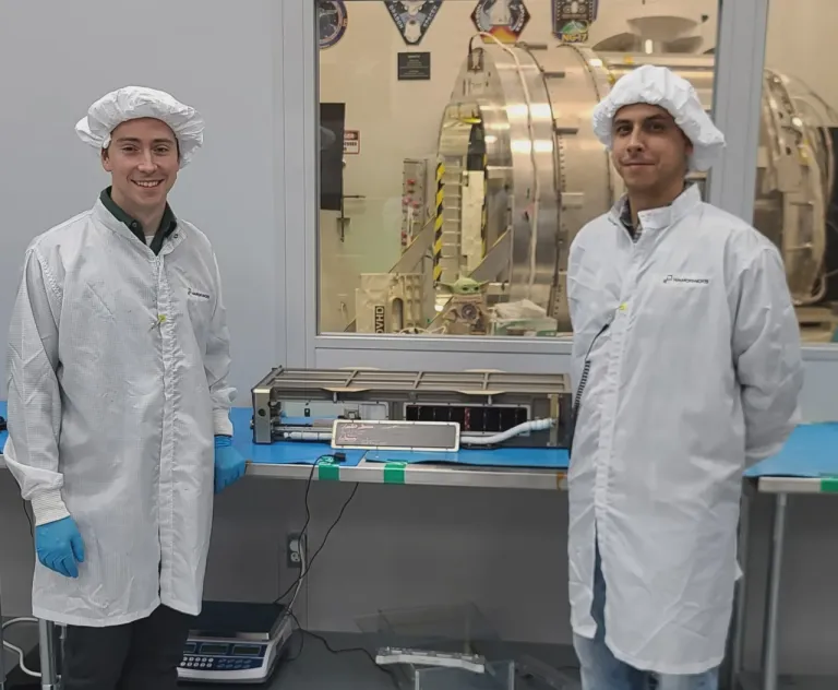ภาพถ่ายดาวเทียม SNoOPI ภายในห้อง Clean Room ถ่ายคู่กับนักวิจัยเจ้าของโครงการ