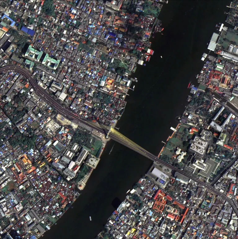 ภาพถ่ายความละเอียดสูงของพื้นที่สะพานพระราม 8 จาก THEOS-2 ภาพถ่ายโดย GISTDA