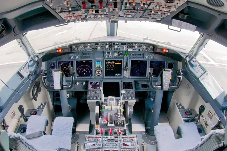 ภาพห้องนักบิน Boeing 737 ซึ่งไม่มีตำแหน่งวิศวกรนักบินอีกต่อไป