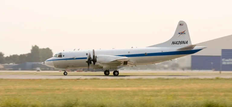 ภาพถ่ายเครื่องบินสำรวจอากาศ P-3 Orion ของ NASA