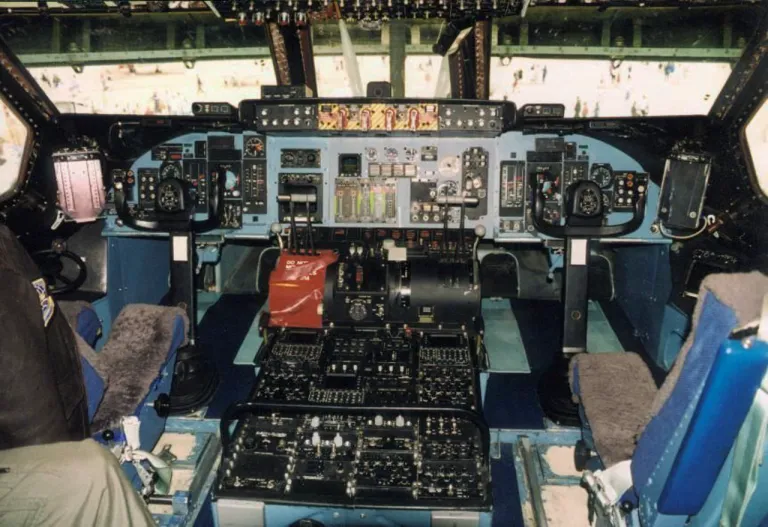 ห้องนักบินเครื่องบิน C-5A ซึ่งใช้เข็มวัดแอนะล็อกในการแสดงผล