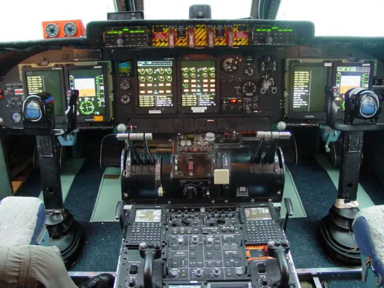 ห้องนักบินเครื่องบิน C-5M ซึ่งถูกอัปเกรดมาเป็น Glass Cockpit