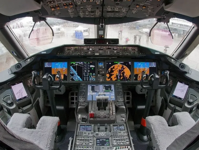 ห้องนักบินเครื่องบิน Boeing 787 ซึ่งเป็น Glass Cockpit โดยสมบูรณ์