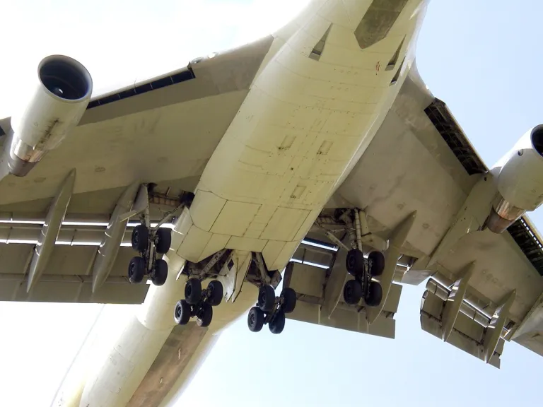 ภายใต้เครื่องบิน Boeing 747 แสดงให้เห็นถึง Flaps หรือปีกสร้างแรงยกที่ยื่นออกมาเพื่อเพิ่มแรงยกให้แก่เครื่องบินขณะกำลังบินขึ้นหรือลงจอด