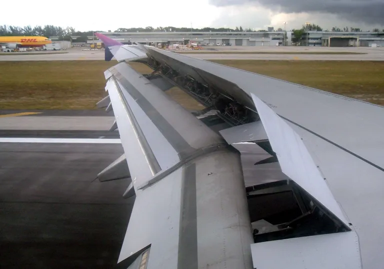 ภาพแสดง Spoilers หรือ Airbrake ของเครื่องบินเมื่อกางออกสุด เพื่อใช้ในการลดความเร็วของเครื่องบิน