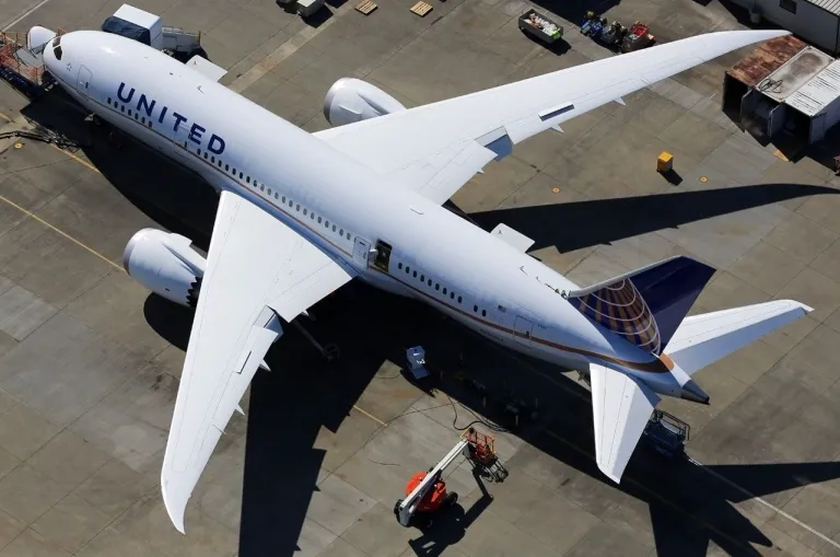 เครื่องบิน Boeing 787 Dreamliner ซึ่งใช้ระบบ Electro-thermal ในการสร้างความร้อนเพื่อป้องกันการก่อตัวของน้ำแข็งแทนการใช้ Bleed Air