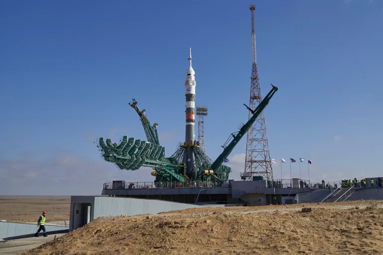 เตรียมปล่อยจรวจเพื่อส่งยานอวกาศรัสเซีย Soyuz MS-24 ขึ้นสู่อวกาศ ภาพจาก AFP