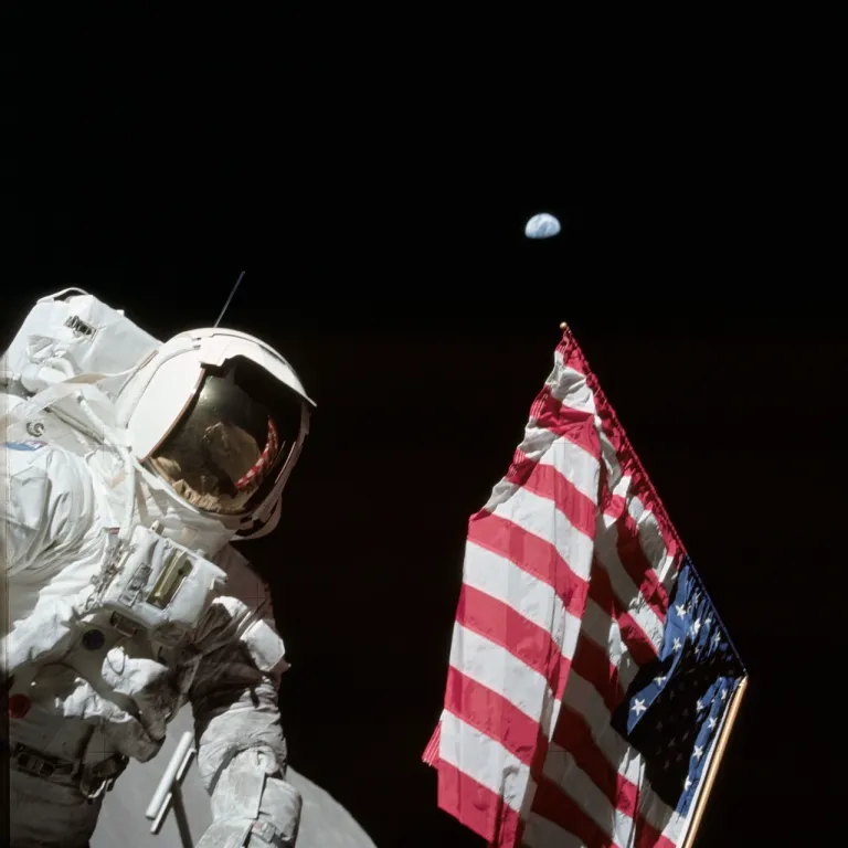 ภาพถ่ายนักบินอวกาศคู่กับธงชาติสหรัฐฯ จากภารกิจ Apollo 17 ซึ่งจะเห็นได้ชัดว่าธงชาติสหรัฐฯ นั้นถูกขึงตรึงกับเสาด้านบนอยู่ ทำให้ธงชาติสหรัฐฯ กางออกสวยงามบนพื้นผิวของดวงจันทร์ทั้ง ๆ ที่ไม่มีชั้นบรรยากาศได้