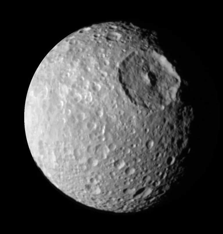 ภาพถ่ายระยะใกล้ของดวงจันทร์ไมมัส ซึ่งมีหลุมอุกกายาตขนาดใหญ่คล้ายกับ Death Star จากภาพยนตร์ Star Wars