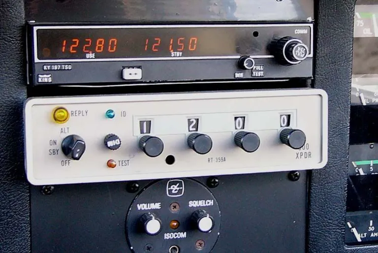 เครื่องรับส่งวิทยุ หรือ Transponder ในอากาศยานขนาดเล็ก