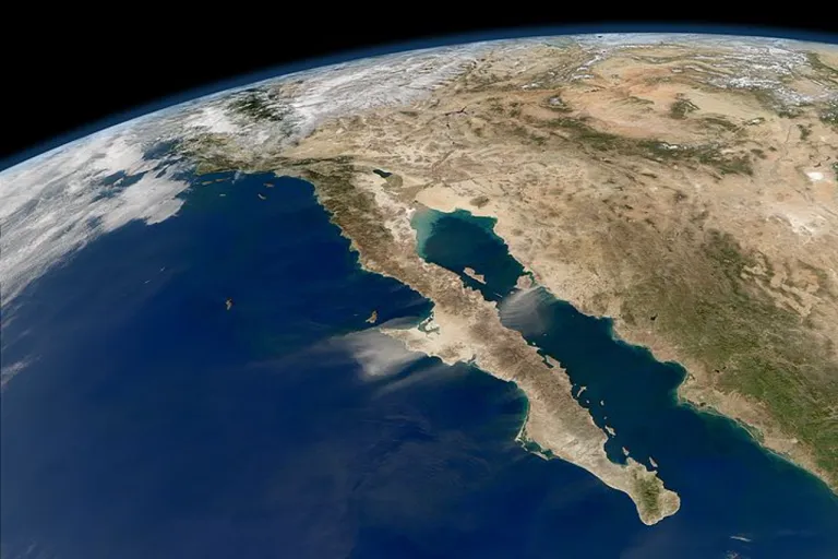 ภาพถ่ายพายุทรายในพื้นที่คาบสมุทรบาฆากาลิฟอร์เนีย ภาพถ่ายโดย NASA