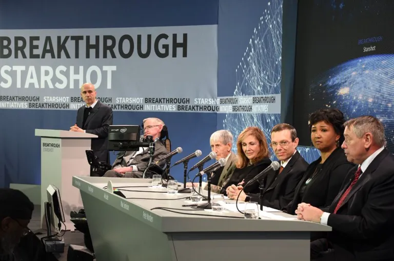 ภาพถ่ายการประชุมเปิดโครงการ Breakthrough Starshot โดยมี Stephen Hawking เป็นผู้ร่วมสนับสนุนหลัก