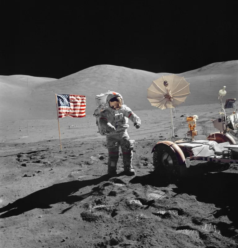 ภาพถ่ายนักบินอวกาศจากภารกิจ Apollo 17 คู่กับธงชาติสหรัฐฯ และรถยนต์สำหรับขับบนดวงจันทร์