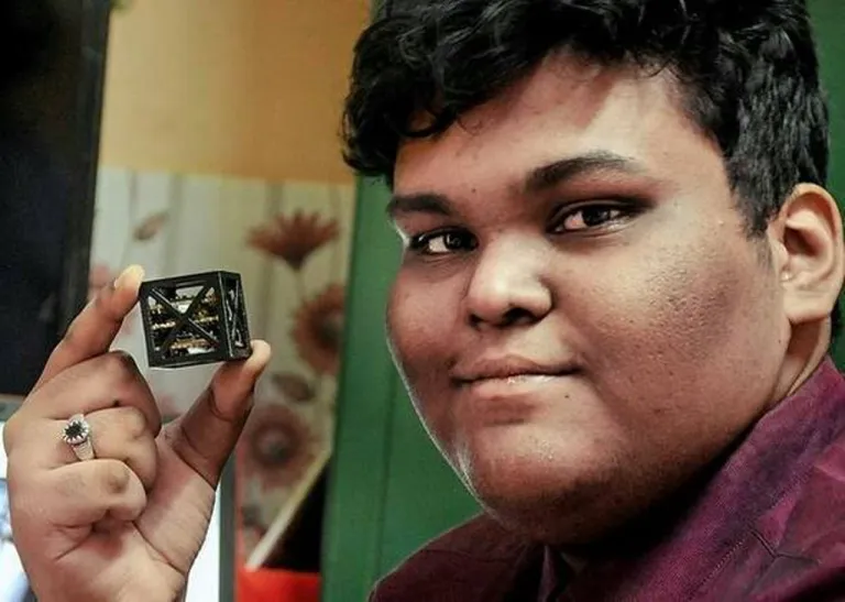 ภาพของ นายริฟัตห์ ชารุก คู่กับดาวเทียมจากฝีมือของเขา ภาพจาก cubes in space