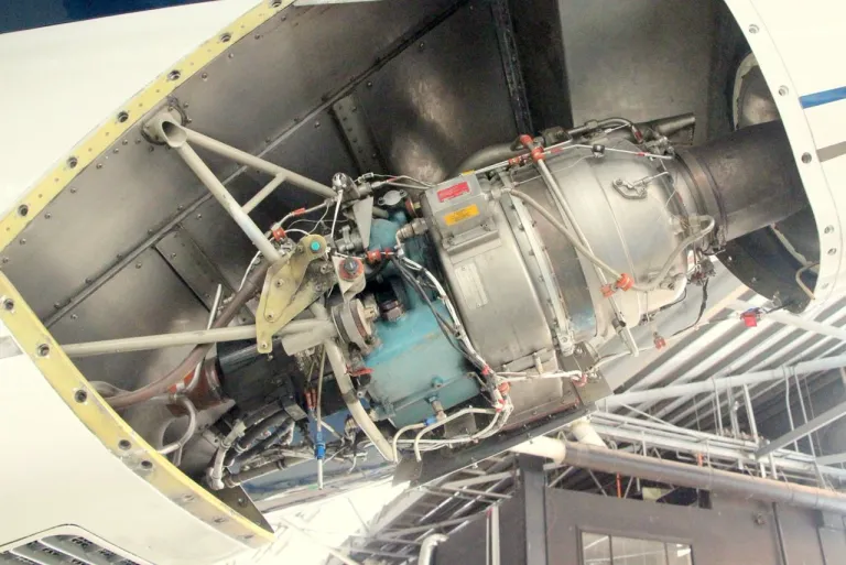 ระบบ APU ภายใน Fuselage ของเครื่องบินพาณิชย์ โดยระบบ APU นั้นมักจะอยู่บริเวณท้ายของเครื่องบิน