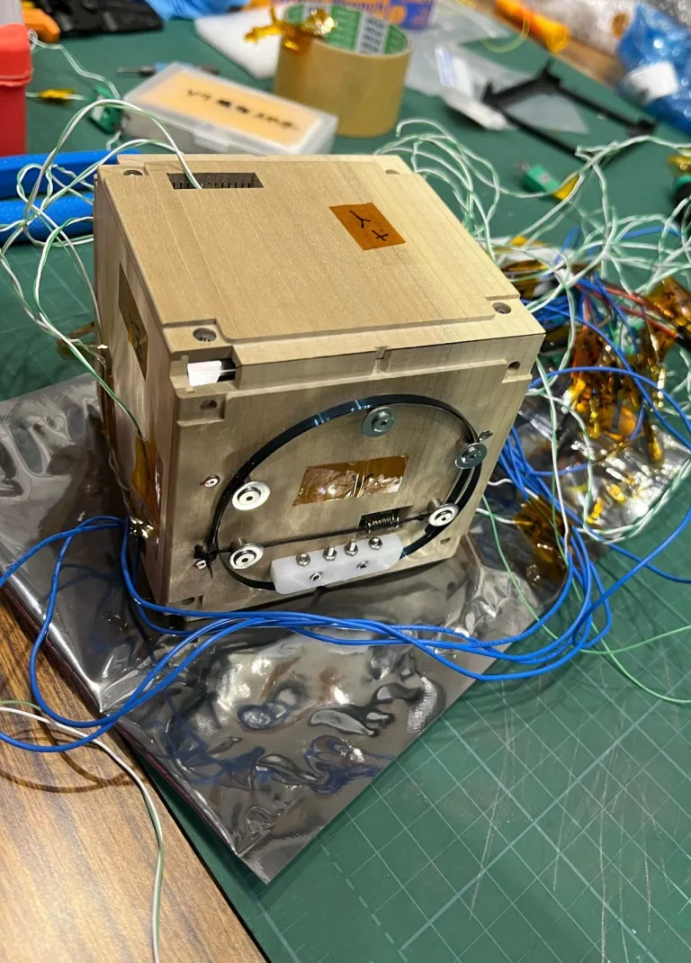 ภาพการประกอบดาวเทียม LignoSat ภาพจาก Nanosats Database - Kyoto University