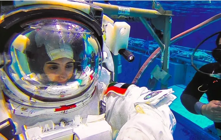 Nora Al Matrooshi ฝึกภารกิจใต้น้ำระหว่างการฝึกเดินอวกาศ ภาพจาก MBRSC