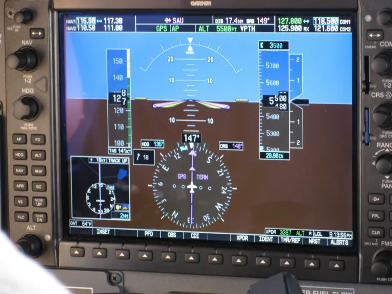 Primary Flight Display (PFD) ของเครื่องบินระหว่างการใช้งานระบบ Autopilot ในการนำทางและควบคุมเครื่องบิน