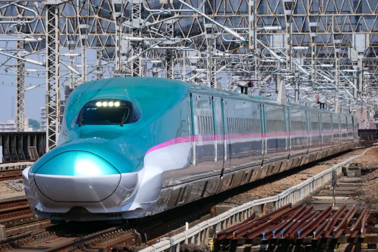 ภาพรถไฟชินคันเซ็นรุ่น E5 ให้บริการในเส้นทางของ JR East ภาพจาก MaedaAkihiko