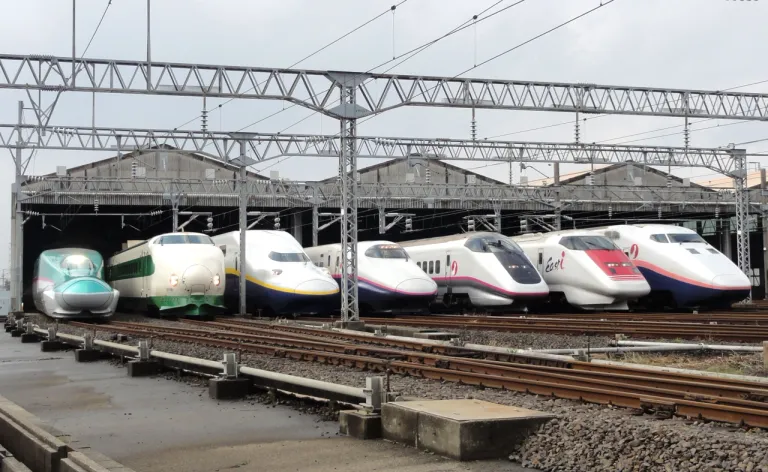 ภาพถ่ายรถไฟชินคันเซ็นรุ่นต่าง ๆ ภายในอู่ของ JR East ภาพโดย RSA
