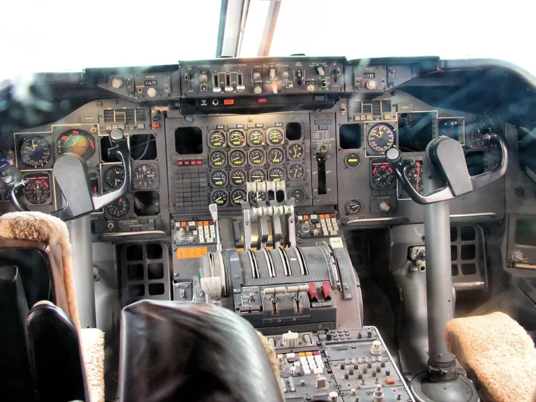 ห้องนักบินของเครื่องบิน Boeing 747 ซึ่งแสดงให้เห็นถึงแผงควบคุมระบบ Autopilot