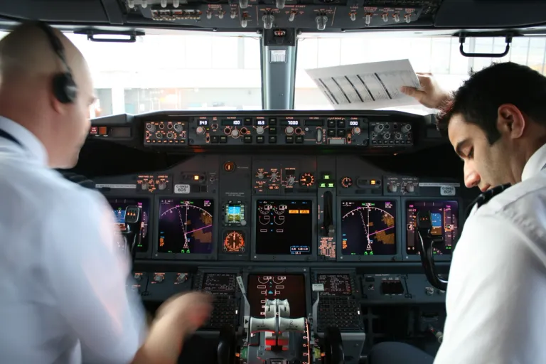 ห้องนักบินของเครื่องบิน Boeing 737-600 แสดงให้เห็นแผงควบคุมระบบ Autopilot ข้างหน้านักบิน