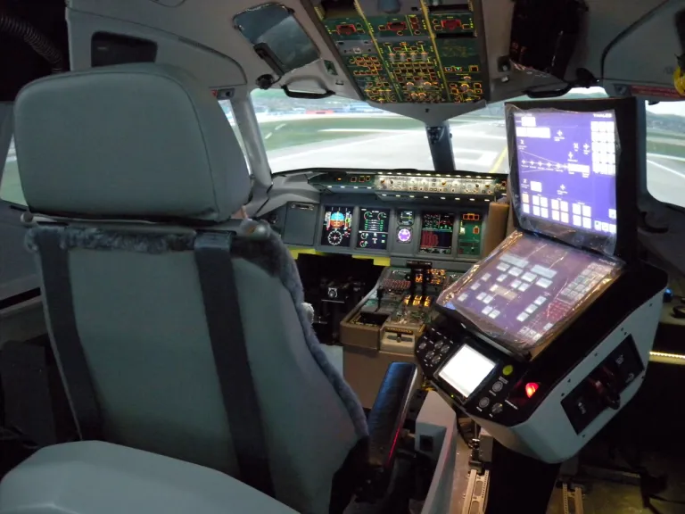 Full Flight Simulator ซึ่งมีที่นั่งพิเศษสำหรับผู้ควบคุมการฝึกบินที่จะคอยปรับค่าต่าง ๆ ของระบบจำลอง เพื่อดูวิธีการรับมือของนักบิน