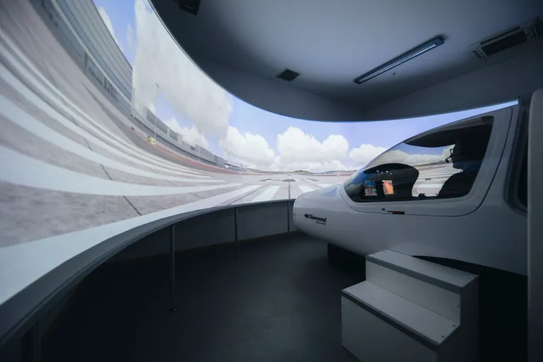 DA42 Simulator ซึ่งเป็นระบบฝึกบินจำลองแบบจอกว้างพื่อรองรับมุมมองการมองเห็นขนาดใหญ่