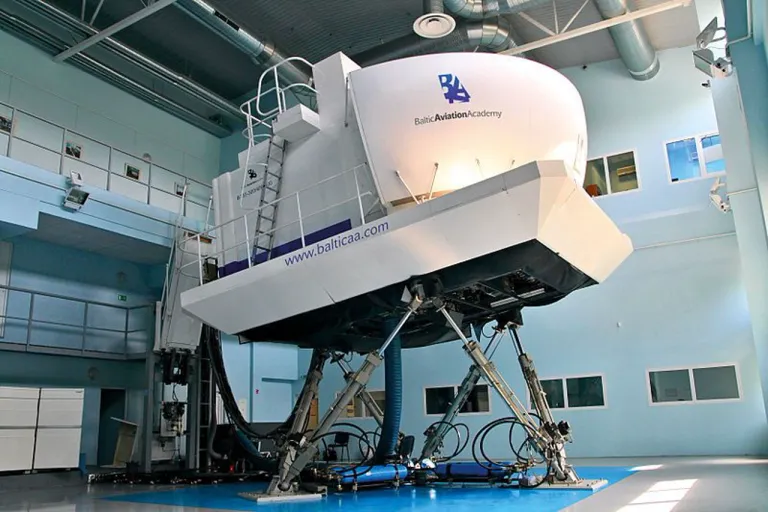 ภายนอกของ Full Flight Simulator สำหรับเครื่องบิน Boeing 737 ซึ่งเป็น Platform ที่เคลื่อนไหวได้เพื่อจำลองการเคลื่อนที่ของอากาศยาน