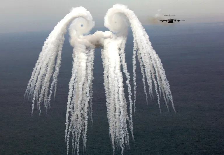 เครื่องบิน C17 ขณะบินและปล่อยควันไปด้วยเพื่อสาธิต Wing Tip Vortex