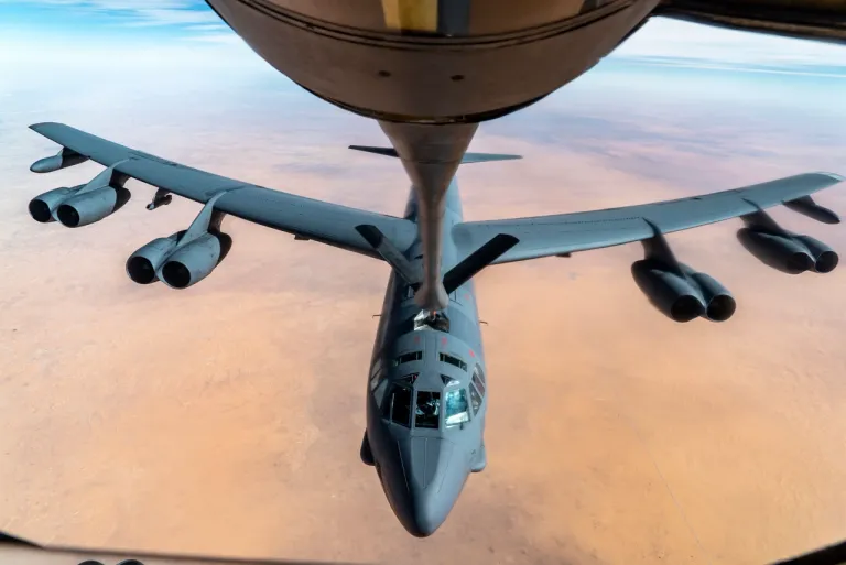 การเติมเชื้อเพลิงให้กับเครื่องบิน Boeing B-52 Stratofortress ซึ่งเป็นเครื่องบินทิ้งระเบิดในช่วงยุคสงครามเย็น