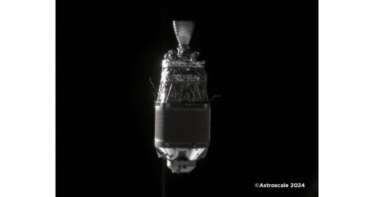 ภาพถ่าย Upper stage ของจรวด H-II ของ Jaxa ที่ถูกถ่ายโดยยาน ADRAS-J ของ Astroscale ในระยะห่างเพียง 50 เมตร