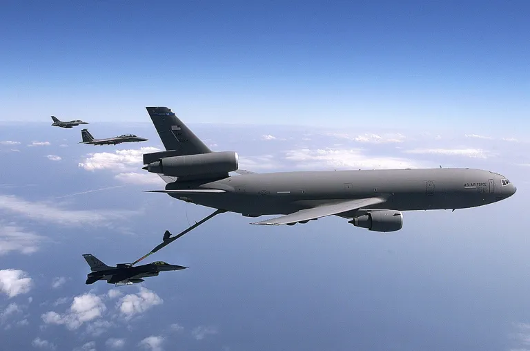 เครื่องบิน KC-10 Extender ขณะกำลังเติมเชื้อเพลิงให้กับเครื่องบิน F-16