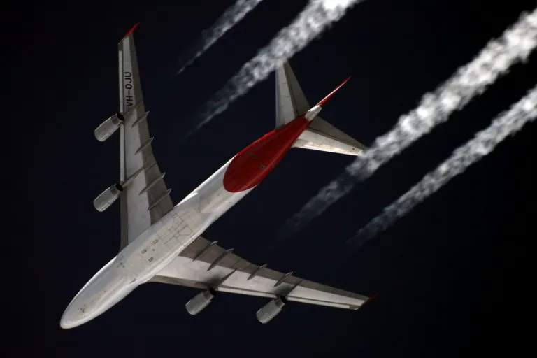 Contrail จากเครื่องบิน Boeing 747 ที่ความสูง 11,000 เมตร เหนือพื้นดิน