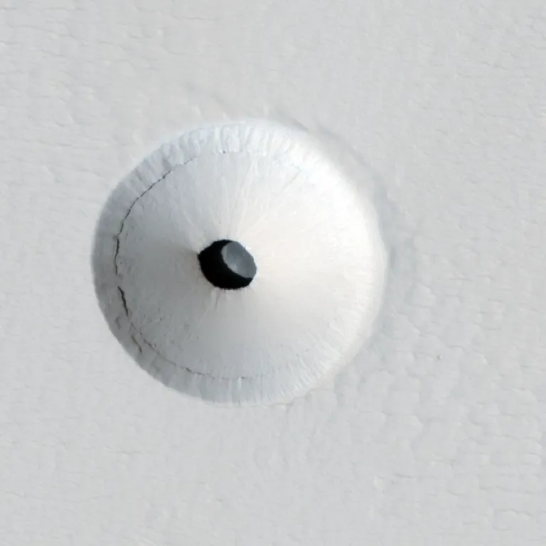 ภาพถ่ายหลุมยุบบนพื้นผิวของดาวอังคารบริเวณภูเขาไฟ Pavonis Mons คาดว่าเป็นโพรงที่เกิดจากการไหลของลาวา