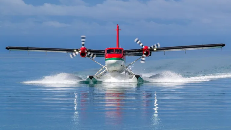 Seaplane หรือเครื่องบินที่ถูกออกแบบมาให้ลงจอดและขึ้นบินจากน้ำได้