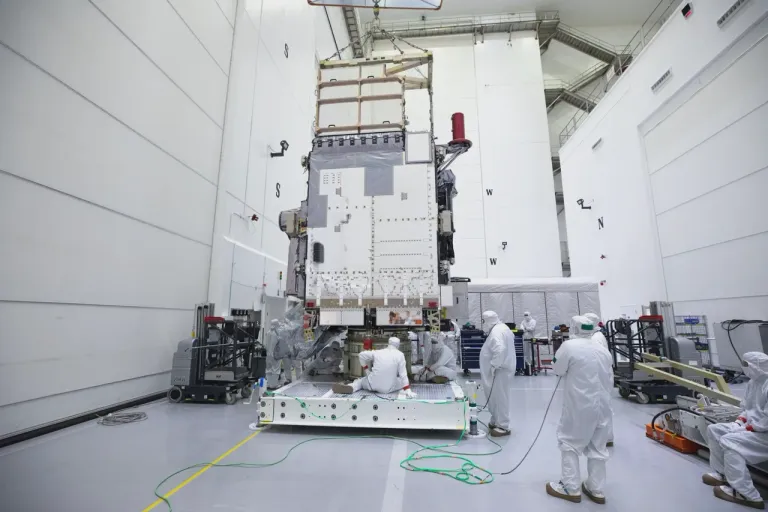 ภาพการตรวจสอบดาวเทียม GOES-U ของวิศวกร NASA ที่ศูนย์อวกาศเคนเนดี