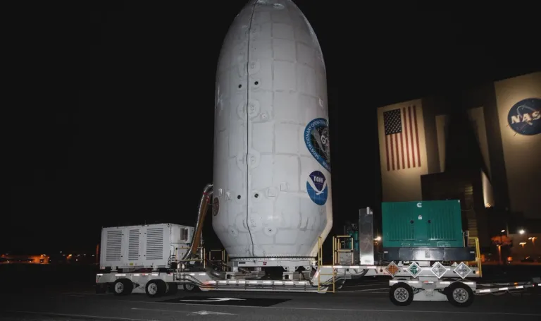 ภาพถ่ายดาวเทียม GOES-U ที่ถูกบรรจุลงในห้องสัมภาระของจรวด Falcon Heavy